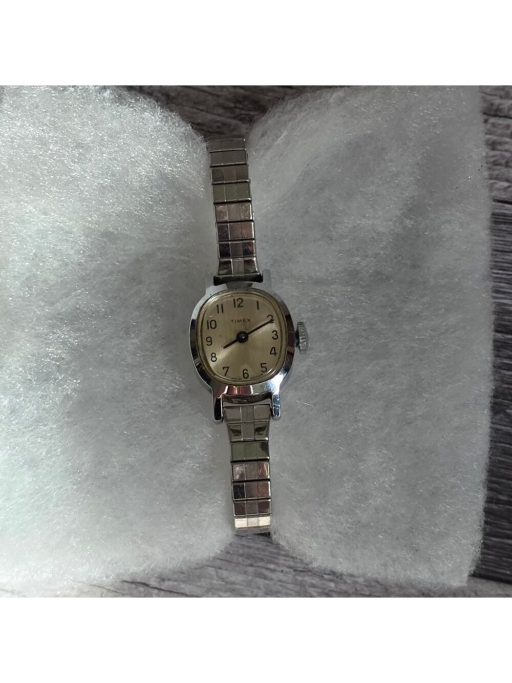 Vintage Timex Womens Watch Silver-Tone Stretch Band Beige Dial Retro Style Made